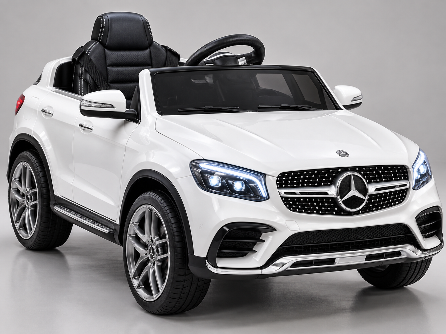 Weißes Kinderauto im Mercedes-Stil